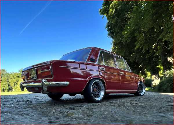 1:18 Lada 2103 / DDR Car - Red.Edition -